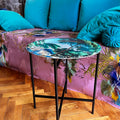 "Plateau décoratif rond en bois et pied en métal noir pour en faire une table d'appoint