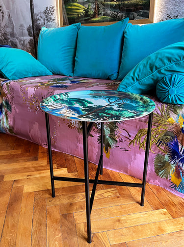 "Plateau décoratif rond en bois et pied en métal noir pour en faire une table d'appoint