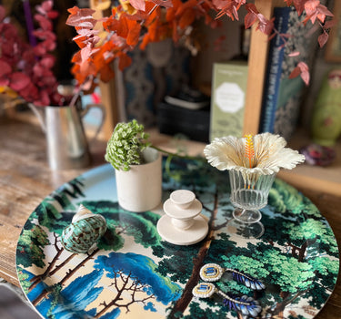 "Plateau décoratif rond motif paysage méditerranéen  avec la mer  et des pins 