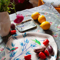 Plateau rococo Le Jardin des Perroquets présenté sur une table avec décoration, artisanat suédois créé à Paris