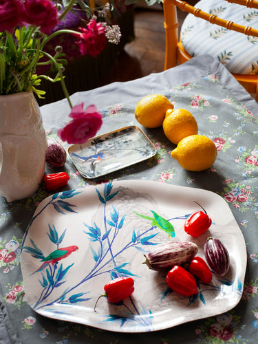 Plateau rococo Le Jardin des Perroquets présenté sur une table avec décoration, artisanat suédois créé à Paris