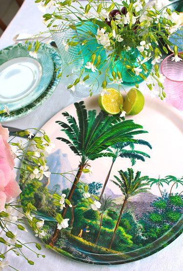 Plateau Manicaria sur une jolie table élégante