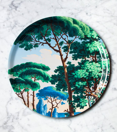 "Plateau décoratif rond motif paysage méditerranéen avec palmiers et architecture, fond turquoise"
