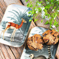 Plateau émaillé Mokoko et gazelle avec motif tropical, décor artisanal