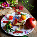 ambiance plateau fleurs indiennes avec fruits rouges, pain aux fruits 