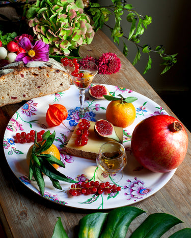ambiance plateau fleurs indiennes avec fruits rouges, pain aux fruits 