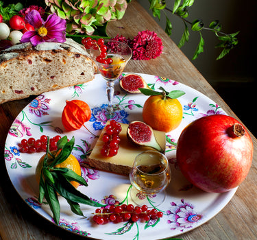 ambiance plateau fleurs indiennes avec fruits rouges, pain aux fruits 