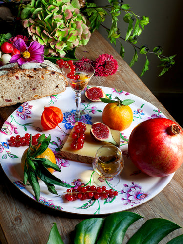ambiance plateau fleurs indiennes avec fruits rouges, pain aux fruits 