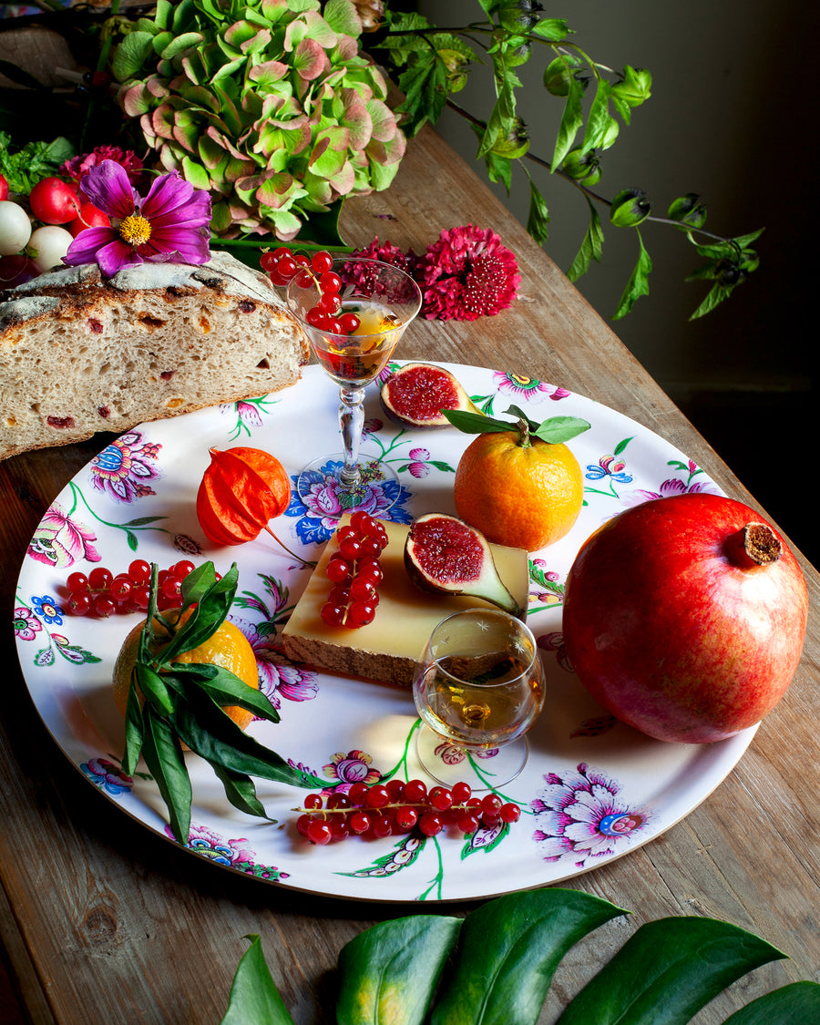 ambiance plateau fleurs indiennes avec fruits rouges, pain aux fruits 