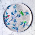  "Plateau rond Jardin des perroquets multicolores feuillages bleus paysage montagne japonnaise"