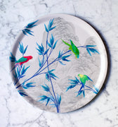 "Plateau rond Jardin des perroquets multicolores feuillages bleus paysage montagne japonnaise"