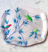  Plateau rococo Le Jardin des Perroquets en bois stratifié de bouleau, format 40 x 33 cm, motif inspiré d'une manufacture française du 19ᵉ siècle