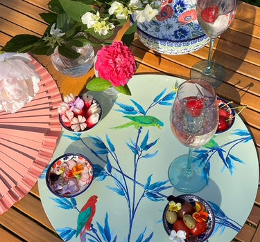 Set de table ou centre de table en laque  " Jardin des perroquets" vert céladon